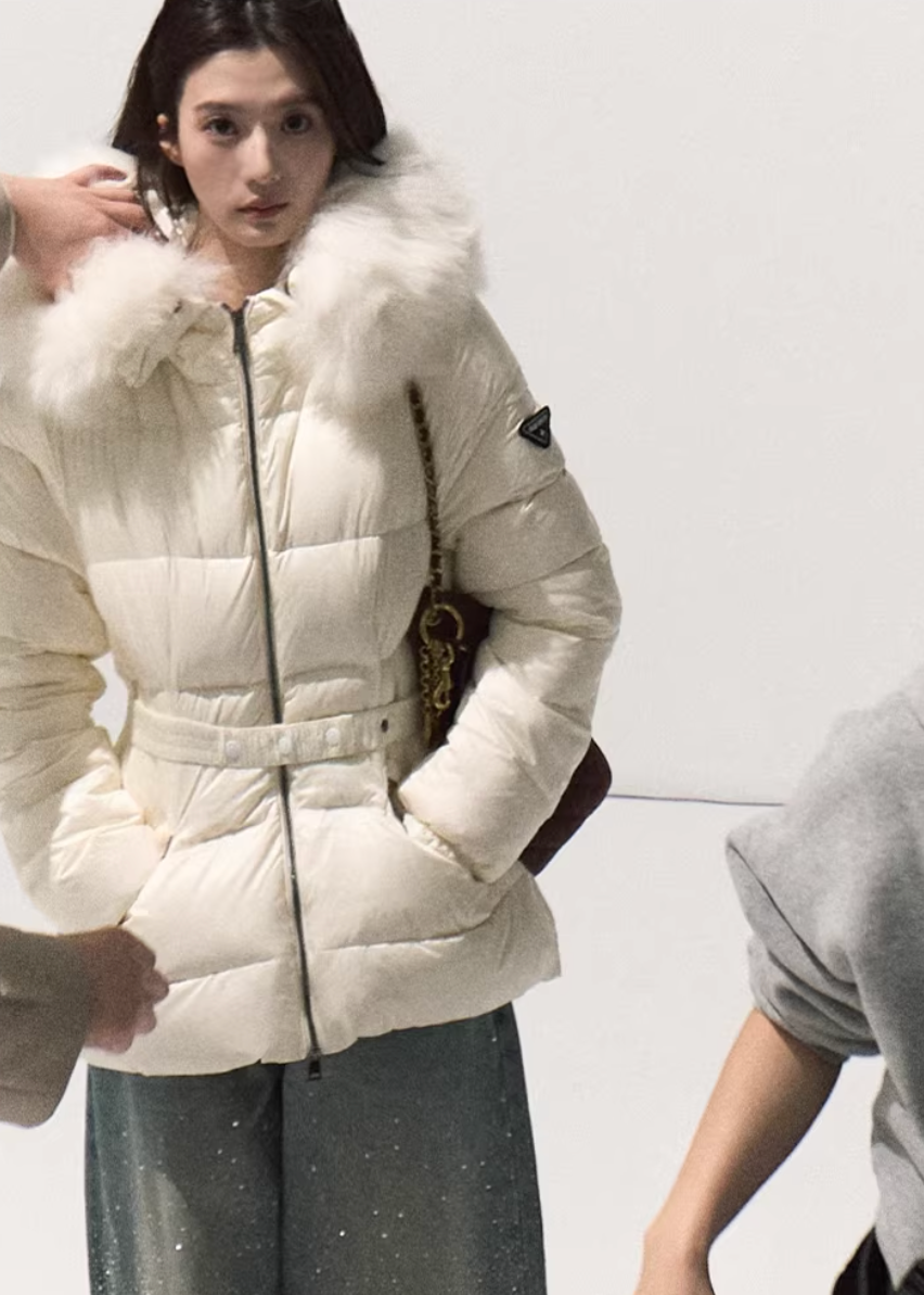 OAKMOO down jacket, white duck down jacket women, Korean luxury down coat, fur collar down jacket, hooded down jacket women, white winter down coat, OAKMOO winter outerwear, imitation fox fur jacket, waist slimming down jacket, elegant Korean winter coat, women’s luxury down jacket