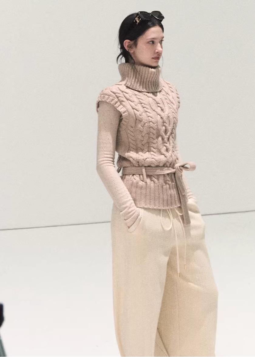 OAKMOO knit vest, cable knit sleeveless sweater, wool knit vest women, Korean layered knitwear, high neck cable sweater, winter knit layering top, minimalist wool vest, Korean fashion winter knit, sleeveless cable sweater women, textured wool knit top, OAKMOO winter knit