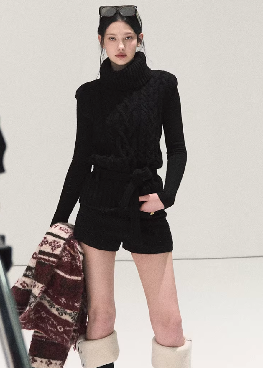 OAKMOO shorts, wool mini shorts, winter wool shorts women, holiday wool shorts, Korean winter shorts, Christmas outfit shorts, high waist wool shorts, tailored mini shorts, festive winter fashion, OAKMOO bottoms, warm short slacks women, Korean chic winter wear
