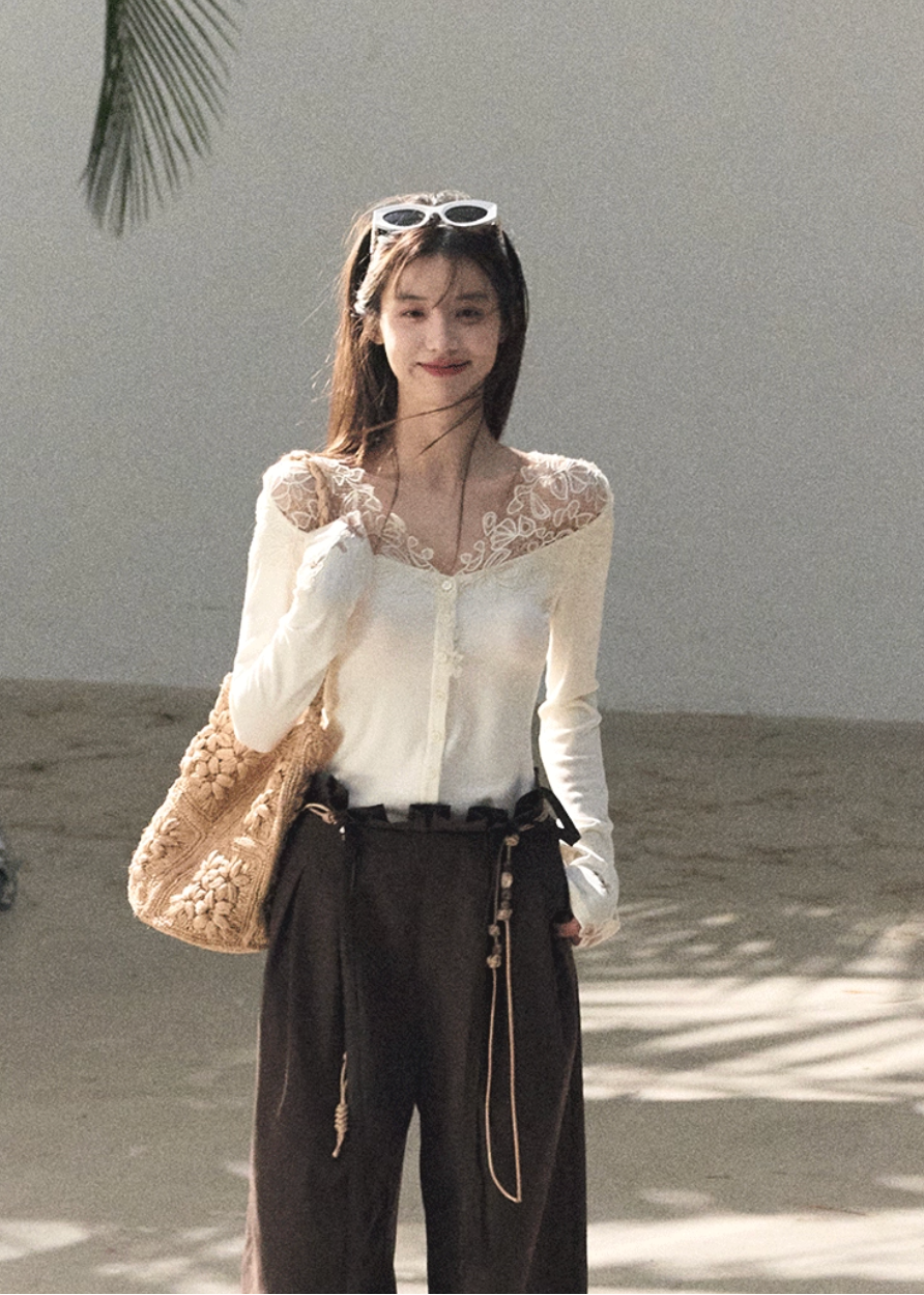 OAKMOO cardigan, lace knit cardigan women, V-neck slim knit top, Korean waist-fit cardigan, feminine lace top winter, elegant knit cardigan women, OAKMOO knitwear, pinch waist knit top, soft Korean style cardigan, slim fit lace cardigan, autumn winter knit top