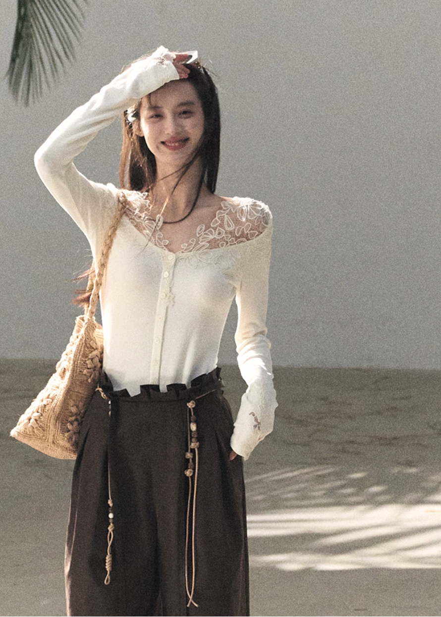 OAKMOO cardigan, lace knit cardigan women, V-neck slim knit top, Korean waist-fit cardigan, feminine lace top winter, elegant knit cardigan women, OAKMOO knitwear, pinch waist knit top, soft Korean style cardigan, slim fit lace cardigan, autumn winter knit top