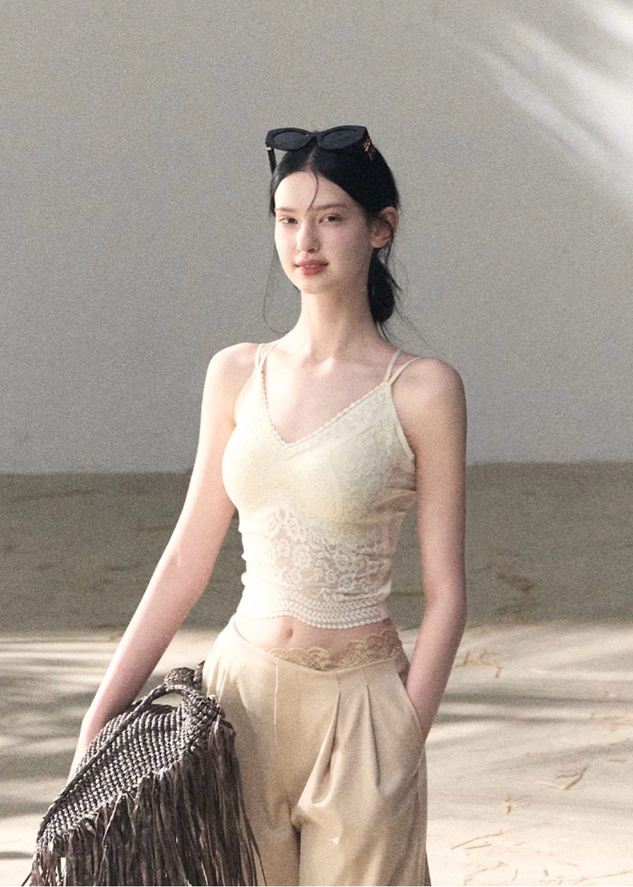 OAKMOO camisole, lace bra top women, Korean lace camisole, vine lace top, stretch lace camisole, beautiful back top women, feminine Korean fashion, slim fit camisole, elegant lace inner top, breathable lace bra top, OAKMOO spring summer top, minimalist lace camisole, layering camisole women