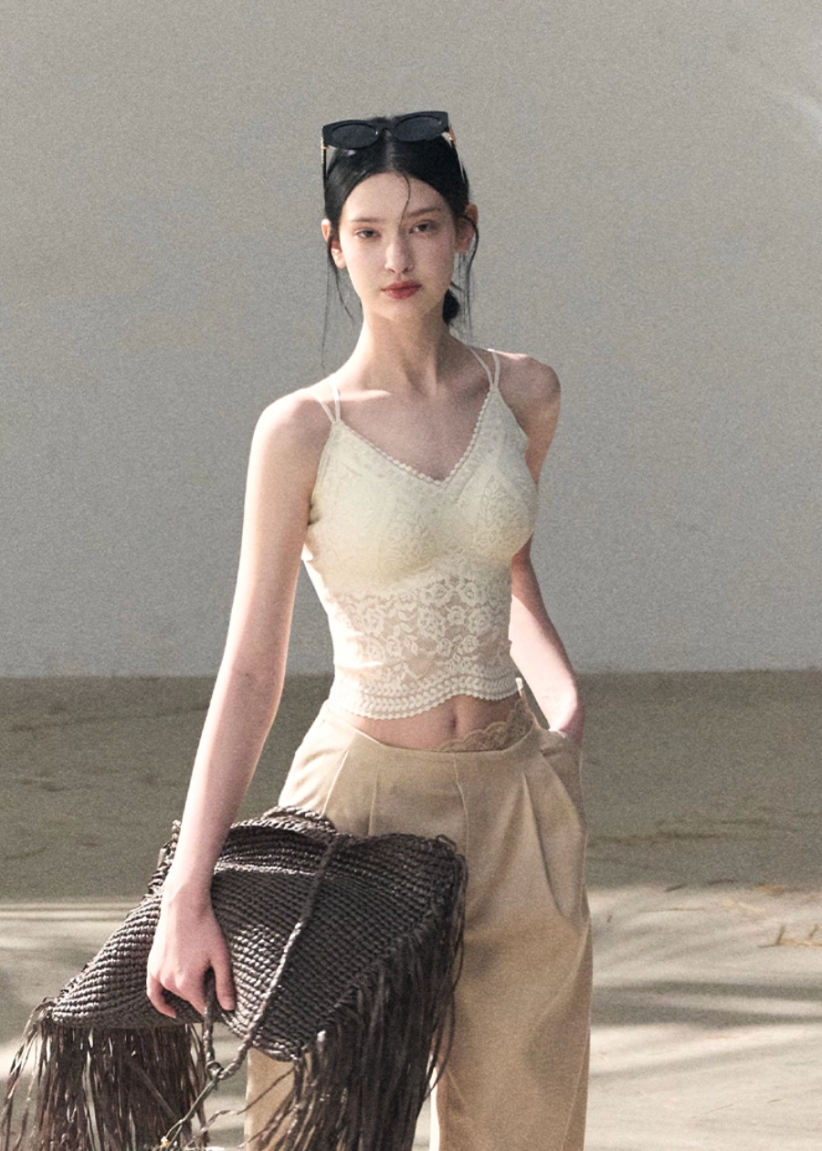 OAKMOO camisole, lace bra top women, Korean lace camisole, vine lace top, stretch lace camisole, beautiful back top women, feminine Korean fashion, slim fit camisole, elegant lace inner top, breathable lace bra top, OAKMOO spring summer top, minimalist lace camisole, layering camisole women