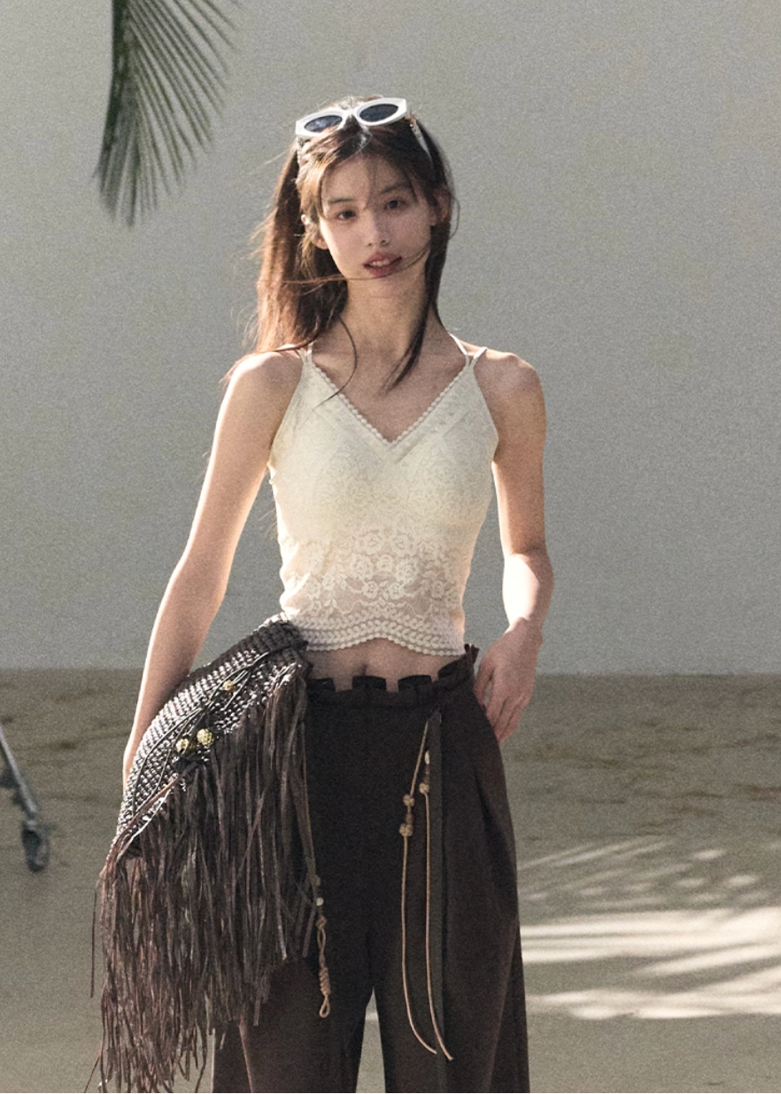 OAKMOO camisole, lace bra top women, Korean lace camisole, vine lace top, stretch lace camisole, beautiful back top women, feminine Korean fashion, slim fit camisole, elegant lace inner top, breathable lace bra top, OAKMOO spring summer top, minimalist lace camisole, layering camisole women