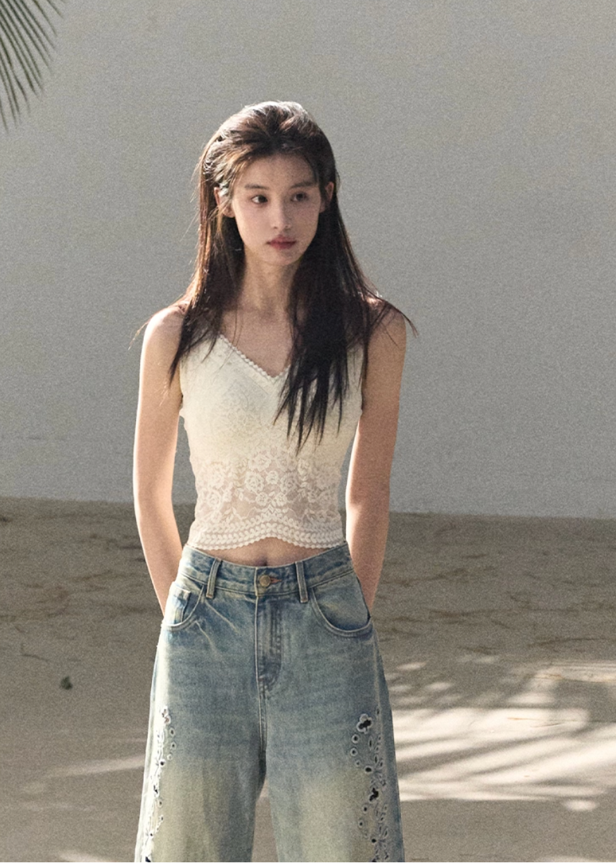 OAKMOO camisole, lace bra top women, Korean lace camisole, vine lace top, stretch lace camisole, beautiful back top women, feminine Korean fashion, slim fit camisole, elegant lace inner top, breathable lace bra top, OAKMOO spring summer top, minimalist lace camisole, layering camisole women