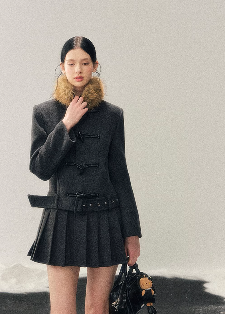 british wool coat women, horn buckle coat, mid length wool jacket, winter wool coat women, korean minimal outerwear, refined women coat, classic toggle coat women, elegant winter jacket, premium wool outerwear, understated women coat, aomalm wool style, timeless winter coat, modern classic women jacket, soft structured wool coat, daily luxury outerwear