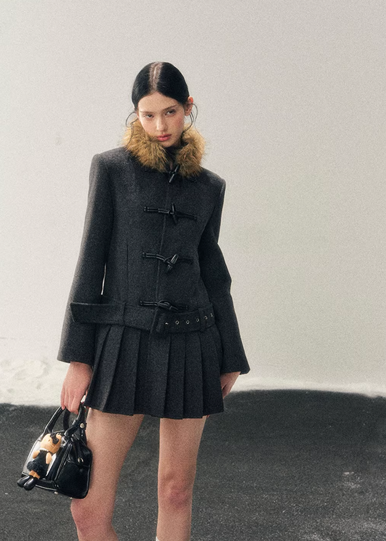 british wool coat women, horn buckle coat, mid length wool jacket, winter wool coat women, korean minimal outerwear, refined women coat, classic toggle coat women, elegant winter jacket, premium wool outerwear, understated women coat, aomalm wool style, timeless winter coat, modern classic women jacket, soft structured wool coat, daily luxury outerwear
