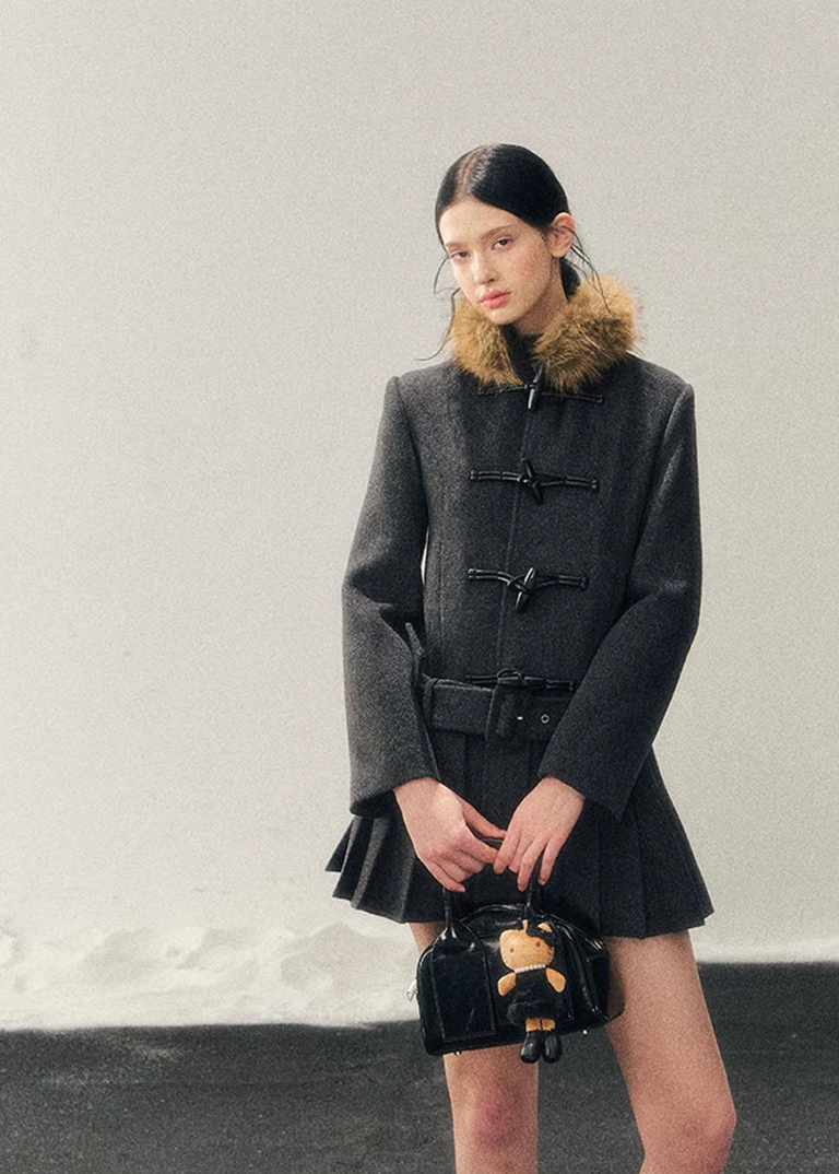 british wool coat women, horn buckle coat, mid length wool jacket, winter wool coat women, korean minimal outerwear, refined women coat, classic toggle coat women, elegant winter jacket, premium wool outerwear, understated women coat, aomalm wool style, timeless winter coat, modern classic women jacket, soft structured wool coat, daily luxury outerwear