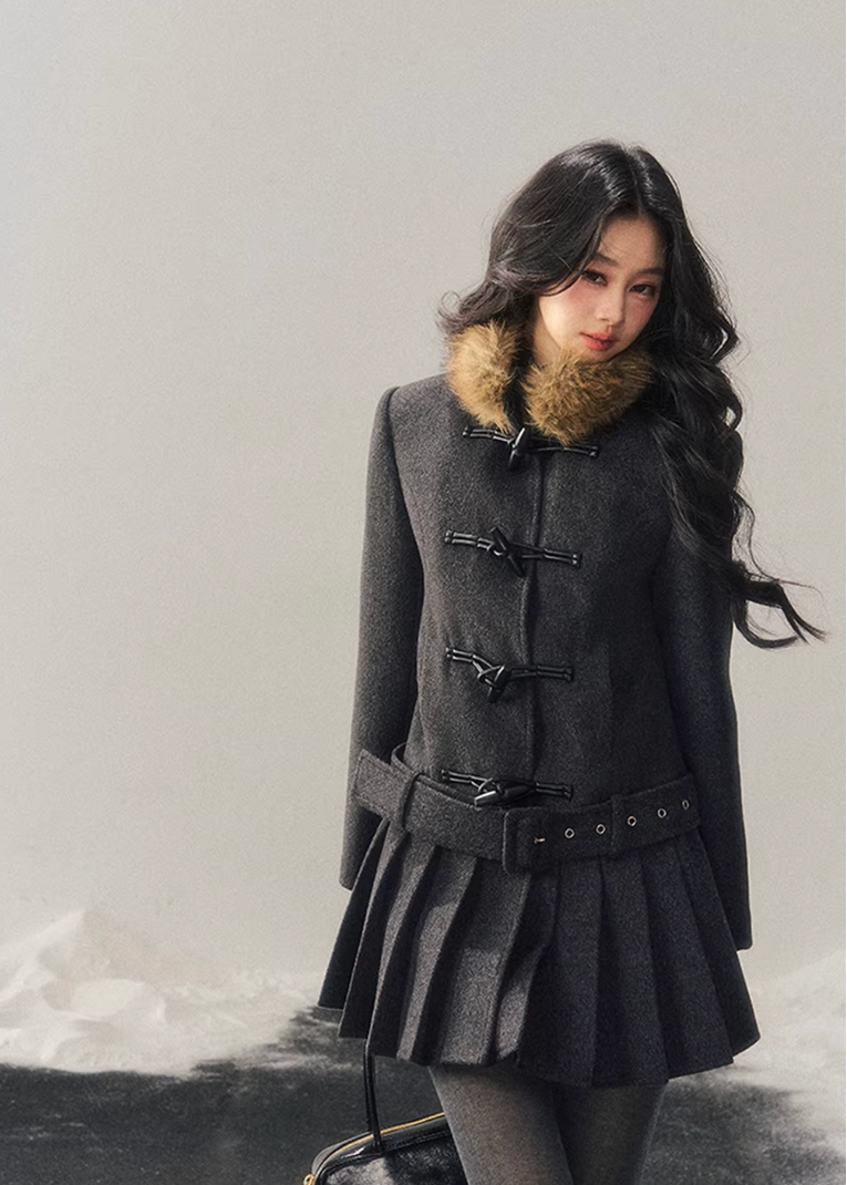 british wool coat women, horn buckle coat, mid length wool jacket, winter wool coat women, korean minimal outerwear, refined women coat, classic toggle coat women, elegant winter jacket, premium wool outerwear, understated women coat, aomalm wool style, timeless winter coat, modern classic women jacket, soft structured wool coat, daily luxury outerwear
