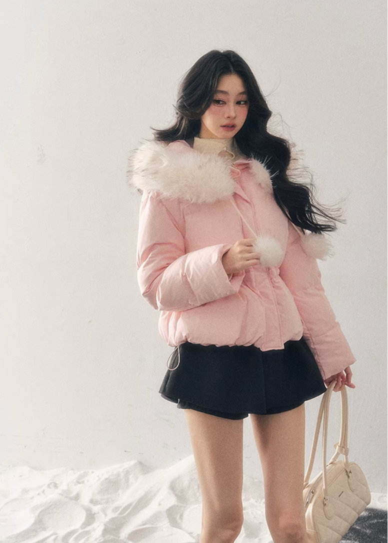 short down jacket women, white duck down coat, winter puffer jacket women, hooded down jacket women, korean minimal outerwear, elegant winter down coat, premium women down jacket, aomalm down style, feminine winter jacket, lightweight warm coat women, refined winter outerwear, understated luxury winter wear, modern women puffer, cozy winter jacket women, daily winter essential