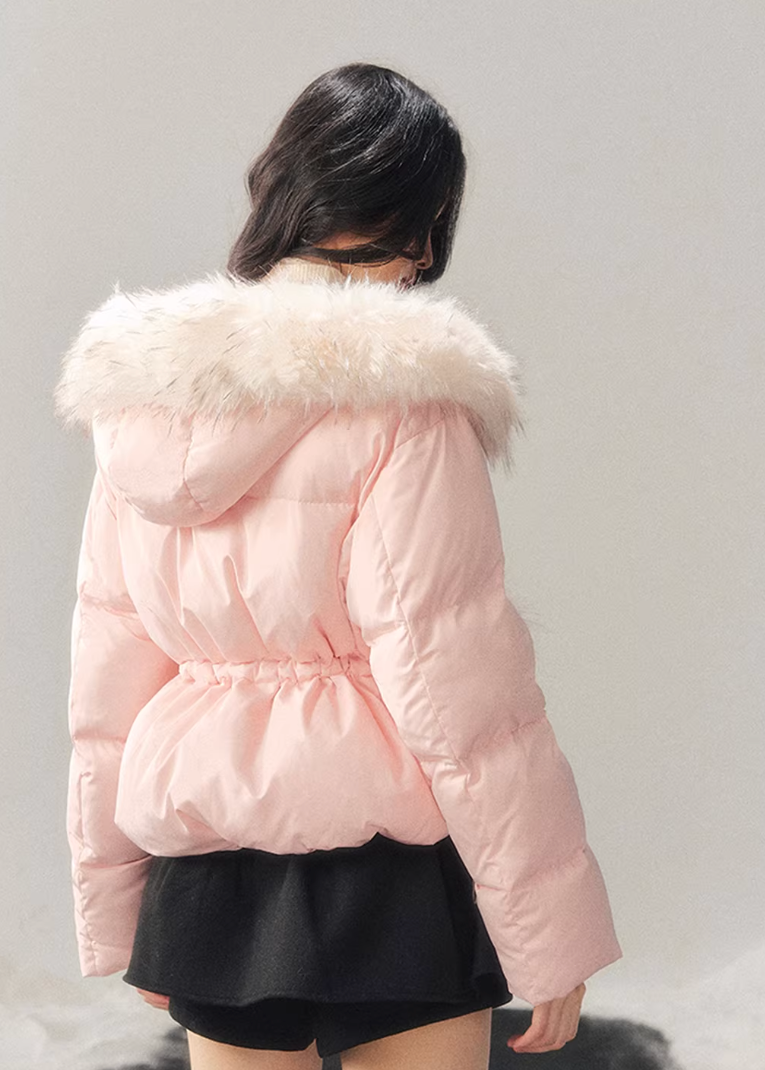 short down jacket women, white duck down coat, winter puffer jacket women, hooded down jacket women, korean minimal outerwear, elegant winter down coat, premium women down jacket, aomalm down style, feminine winter jacket, lightweight warm coat women, refined winter outerwear, understated luxury winter wear, modern women puffer, cozy winter jacket women, daily winter essential