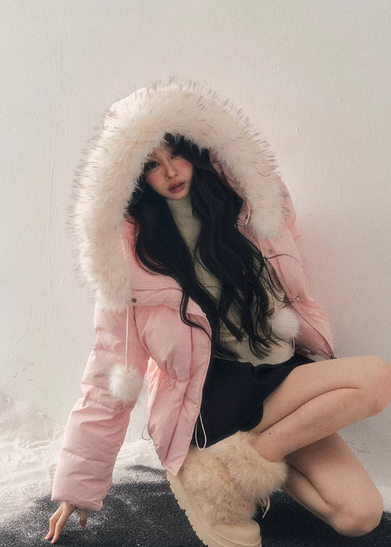 short down jacket women, white duck down coat, winter puffer jacket women, hooded down jacket women, korean minimal outerwear, elegant winter down coat, premium women down jacket, aomalm down style, feminine winter jacket, lightweight warm coat women, refined winter outerwear, understated luxury winter wear, modern women puffer, cozy winter jacket women, daily winter essential