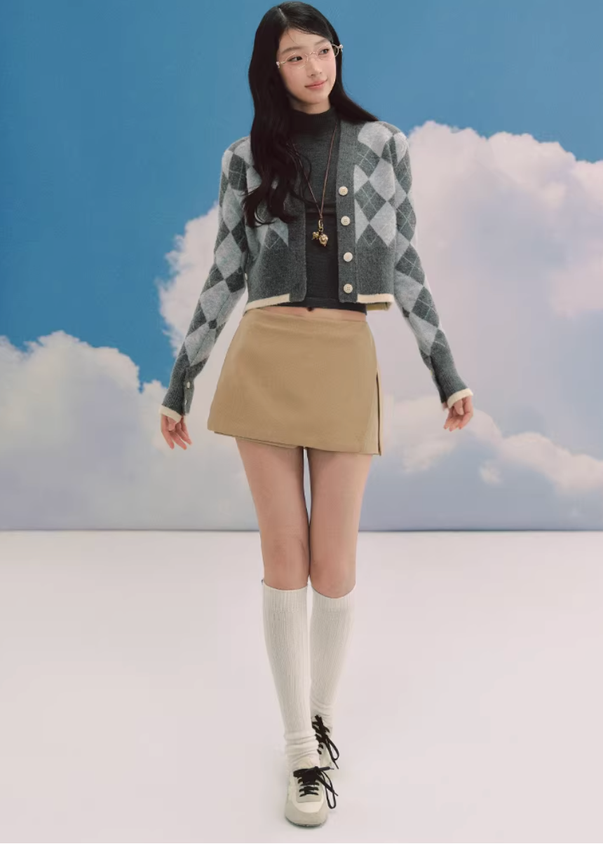 LaluneDuCiel argyle cardigan women, Korean feminine knit cardigan, diamond plaid sweater women, campus style cardigan Korean fashion, elegant Korean style knitwear, soft academia sweater women, vintage argyle knit cardigan, chic Korean fashion cardigan, V-neck knit sweater women, casual feminine cardigan outfit