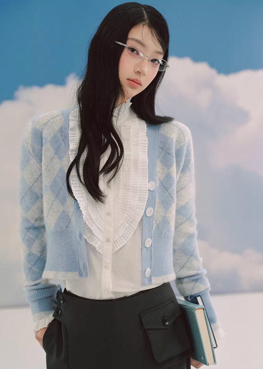 LaluneDuCiel argyle cardigan women, Korean feminine knit cardigan, diamond plaid sweater women, campus style cardigan Korean fashion, elegant Korean style knitwear, soft academia sweater women, vintage argyle knit cardigan, chic Korean fashion cardigan, V-neck knit sweater women, casual feminine cardigan outfit