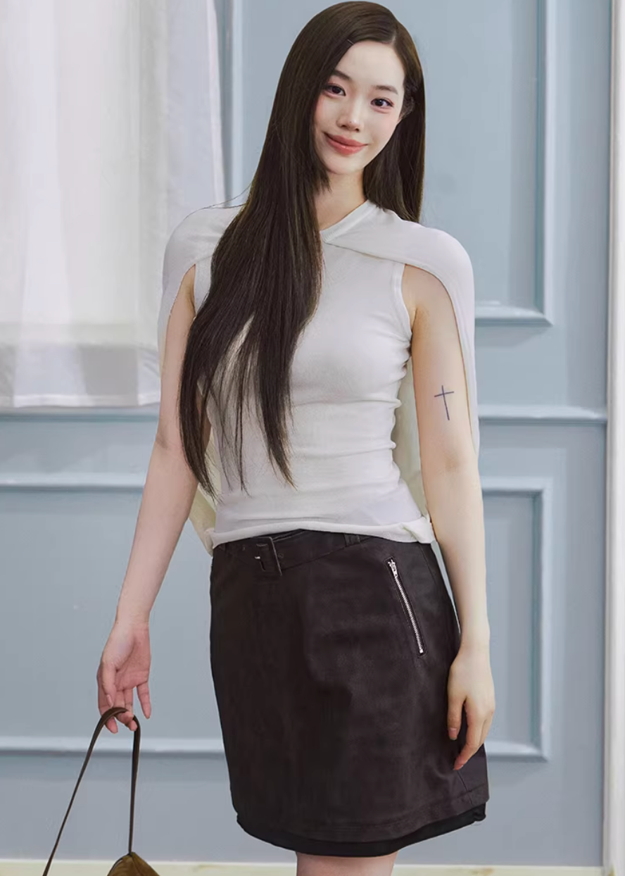 lyocell knit top, cape style top women, sleeveless knit top, korean fashion top, minimalist summer top, draped knit top, lightweight knitwear, breathable fabric top, modern feminine clothing, casual elegant top, soft knit blouse, parisian style clothing, versatile summer outfit, aesthetic fashion top, refined casual wear, clean line top women, flowy knit top, chic everyday top, simple design top, comfortable summer knit