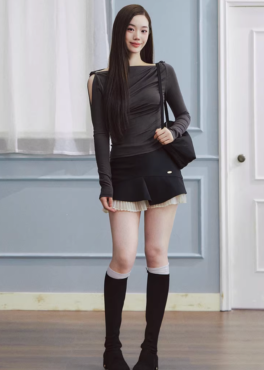 off shoulder top women, tencel long sleeve top, asymmetrical neckline top, korean fashion top, slim fit tee women, minimalist long sleeve top, breathable fabric top, modern feminine clothing, casual chic top, fitted long sleeve shirt, soft knit top women, versatile everyday top, aesthetic fashion top, parisian style clothing, clean line top, lightweight layering top, refined casual wear, edgy feminine outfit, simple design top, contemporary fashion women