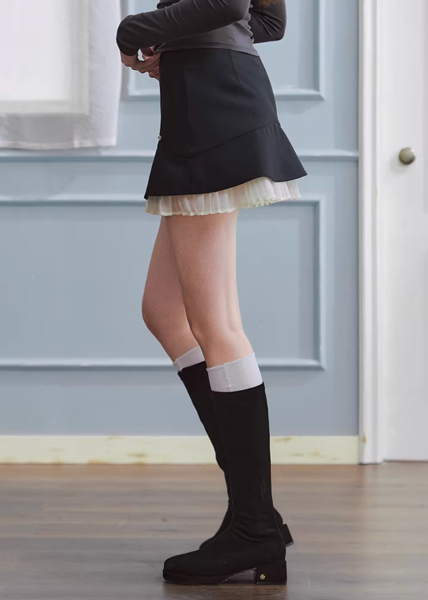 layered mini skirt women, pleated skirt women, ruffle mini skirt, korean fashion skirt, asymmetrical skirt, feminine mini skirt, contrast layer skirt, aesthetic fashion skirt, chic everyday outfit, modern feminine clothing, lightweight skirt women, versatile mini skirt, casual elegant skirt, spring mini skirt, soft texture skirt, stylish short skirt, parisian style clothing, refined casual wear, playful mini skirt, clean silhouette skirt