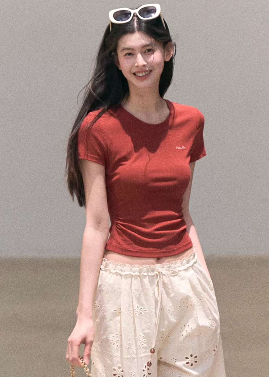 crew neck t shirt women, embroidered logo tee, korean fashion top, spring outfits 2026, casual spring outfits, slim fit t shirt women, minimalist t shirt women, basic essential top, breathable cotton tee, soft aesthetic outfit, modern feminine clothing, parisian style clothing, versatile everyday top, chic casual outfit, clean line t shirt, refined casual wear, simple design top, spring wardrobe essential, fitted t shirt women, effortless style top