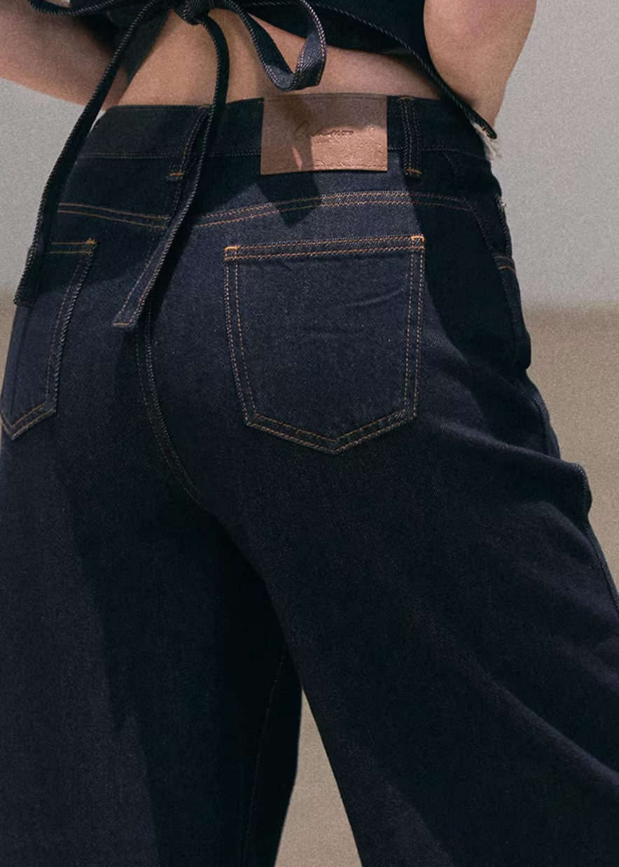 straight jeans women, loose fit denim, korean fashion denim, spring outfits 2026, casual spring outfits, relaxed straight jeans, minimalist denim style, soft aesthetic outfit, breathable cotton jeans, modern feminine clothing, parisian style clothing, versatile casual pants, chic everyday outfit, calm luxury fashion, light wash jeans women, effortless style jeans, spring wardrobe denim, comfortable wide jeans, natural tone denim, everyday essential jeans