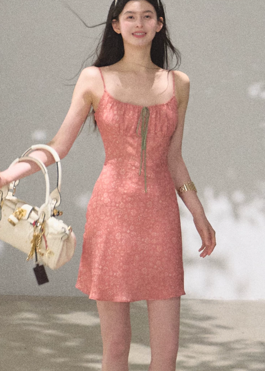 floral camisole dress women, summer slip dress, korean fashion dress, resort outfit women, minimal outfit women, effortless outfit ideas, casual summer outfits, lightweight summer dress, modern feminine clothing, parisian style clothing, versatile summer dress, chic everyday outfit, calm luxury fashion, breathable dress women, elegant casual dress, refined minimal dress, summer wardrobe dress, feminine silhouette dress, vacation dress women, natural style dress

