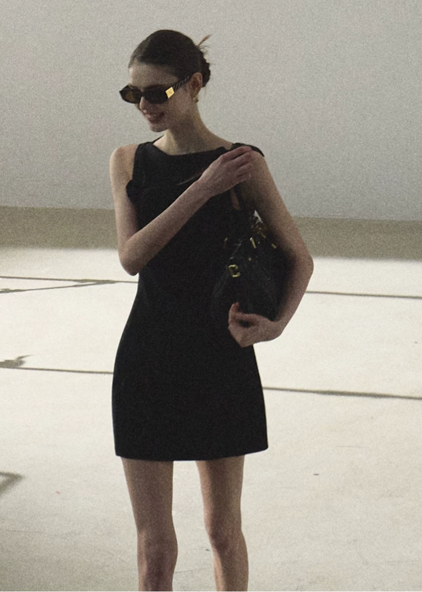 black mini dress women, off shoulder dress women, korean fashion dress, minimal outfit women, effortless outfit ideas, casual summer outfits, sleeveless mini dress, modern feminine clothing, parisian style clothing, versatile summer dress, chic everyday outfit, calm luxury fashion, breathable summer dress, elegant casual dress, refined minimal dress, clean silhouette dress, feminine outfit dress, simple elegant dress, stylish black dress, summer wardrobe dress

