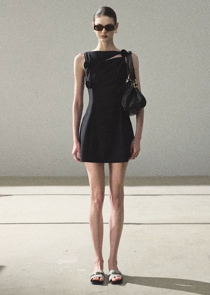 black mini dress women, off shoulder dress women, korean fashion dress, minimal outfit women, effortless outfit ideas, casual summer outfits, sleeveless mini dress, modern feminine clothing, parisian style clothing, versatile summer dress, chic everyday outfit, calm luxury fashion, breathable summer dress, elegant casual dress, refined minimal dress, clean silhouette dress, feminine outfit dress, simple elegant dress, stylish black dress, summer wardrobe dress

