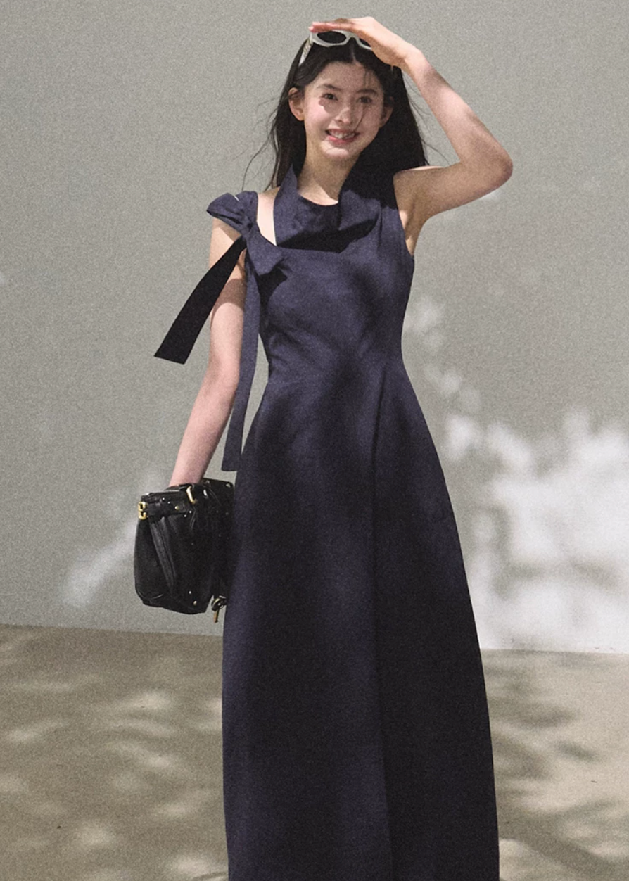 halter dress women, cotton summer dress, korean fashion dress, minimal outfit women, effortless outfit ideas, casual summer outfits, sleeveless midi dress, modern feminine clothing, parisian style clothing, versatile summer dress, chic everyday outfit, calm luxury fashion, breathable cotton dress, relaxed fit dress women, natural fabric dress, simple elegant dress, clean silhouette dress, summer wardrobe dress, everyday casual dress, minimalist fashion dress

