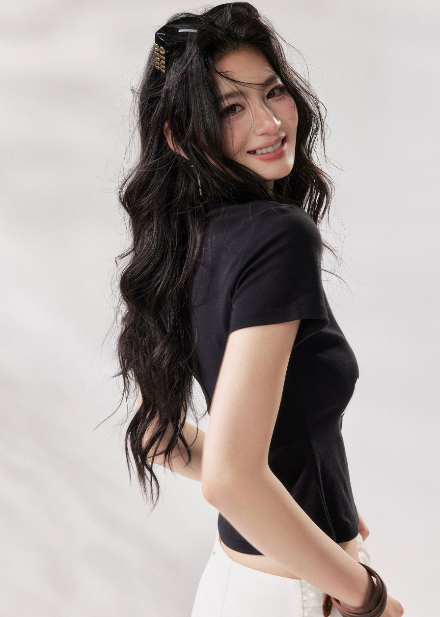 graphic baby tee, cropped t shirt women, letter print t shirt, korean fashion top, summer crop tee, black graphic tee women, white graphic tee women, slim fit t shirt, stylish casual top, cool girl outfit, summer street style top, modern casual tee