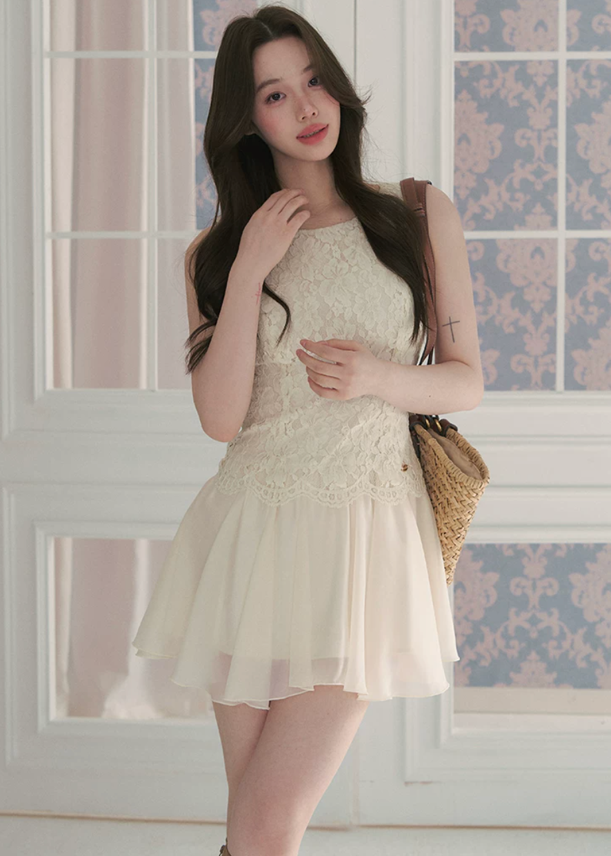 lace chiffon patchwork dress, sleeveless mini dress, A-line mini dress, feminine vacation dress, cream mini dress, romantic lace dress, Korean feminine dress, chiffon mini dress, soft girl dress, resort mini dress, summer date dress, elegant sleeveless dress, lace bodice dress, lightweight summer dress, vacation outfit for women