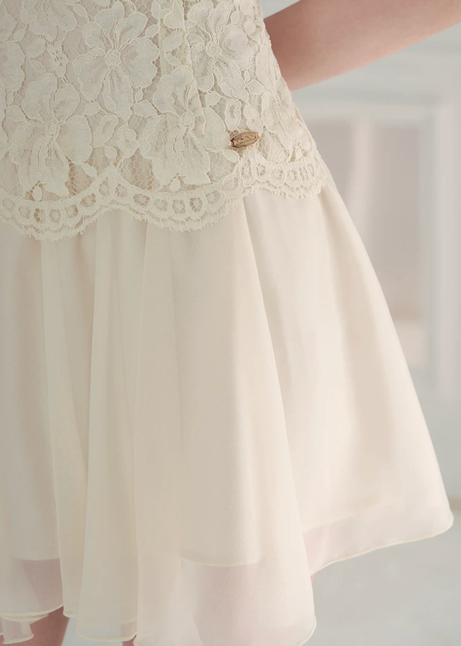lace chiffon patchwork dress, sleeveless mini dress, A-line mini dress, feminine vacation dress, cream mini dress, romantic lace dress, Korean feminine dress, chiffon mini dress, soft girl dress, resort mini dress, summer date dress, elegant sleeveless dress, lace bodice dress, lightweight summer dress, vacation outfit for women