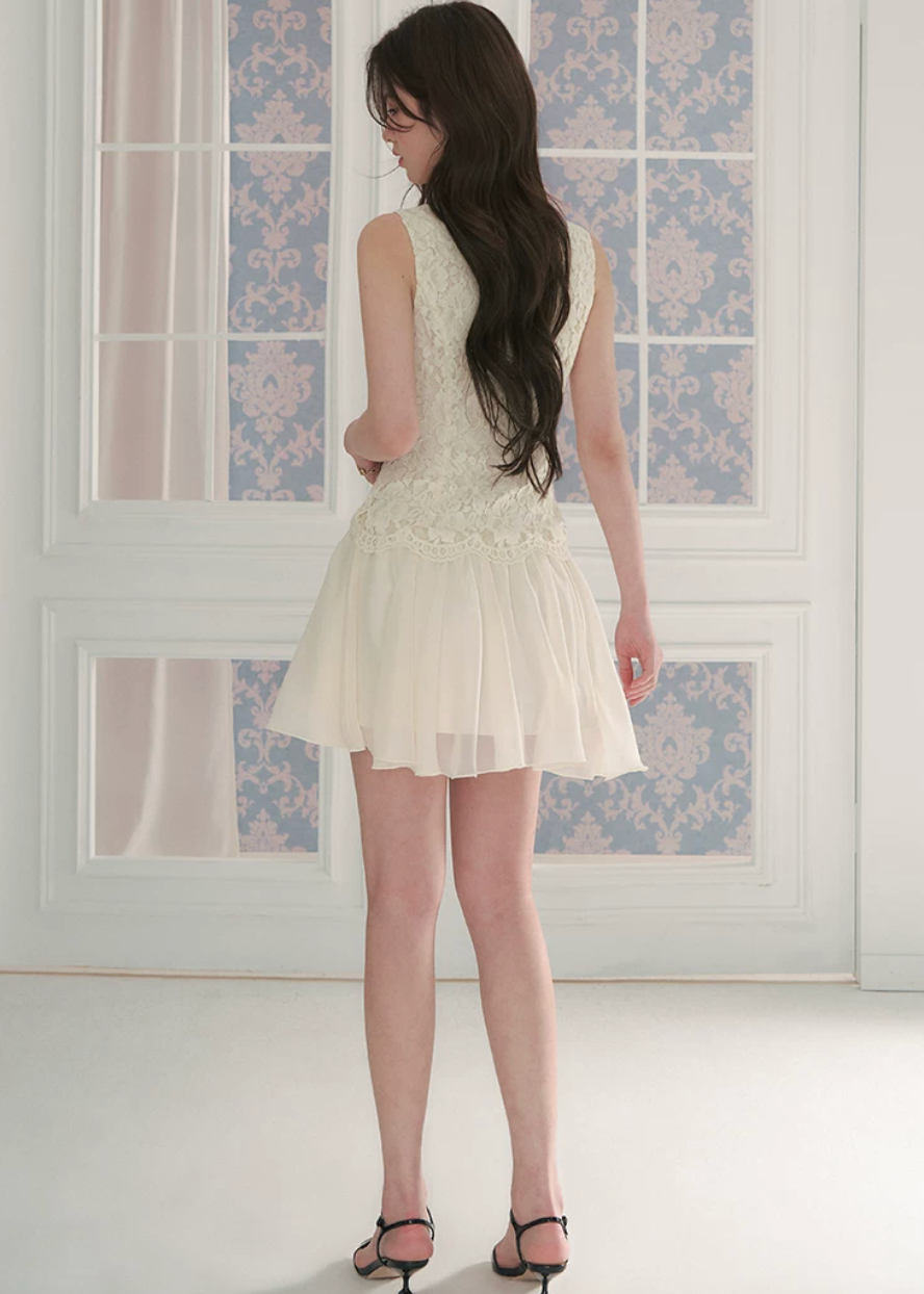 lace chiffon patchwork dress, sleeveless mini dress, A-line mini dress, feminine vacation dress, cream mini dress, romantic lace dress, Korean feminine dress, chiffon mini dress, soft girl dress, resort mini dress, summer date dress, elegant sleeveless dress, lace bodice dress, lightweight summer dress, vacation outfit for women