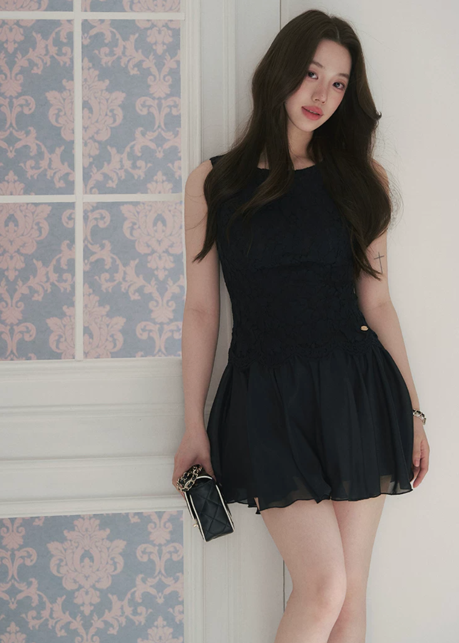 lace chiffon patchwork dress, sleeveless mini dress, A-line mini dress, feminine vacation dress, cream mini dress, romantic lace dress, Korean feminine dress, chiffon mini dress, soft girl dress, resort mini dress, summer date dress, elegant sleeveless dress, lace bodice dress, lightweight summer dress, vacation outfit for women