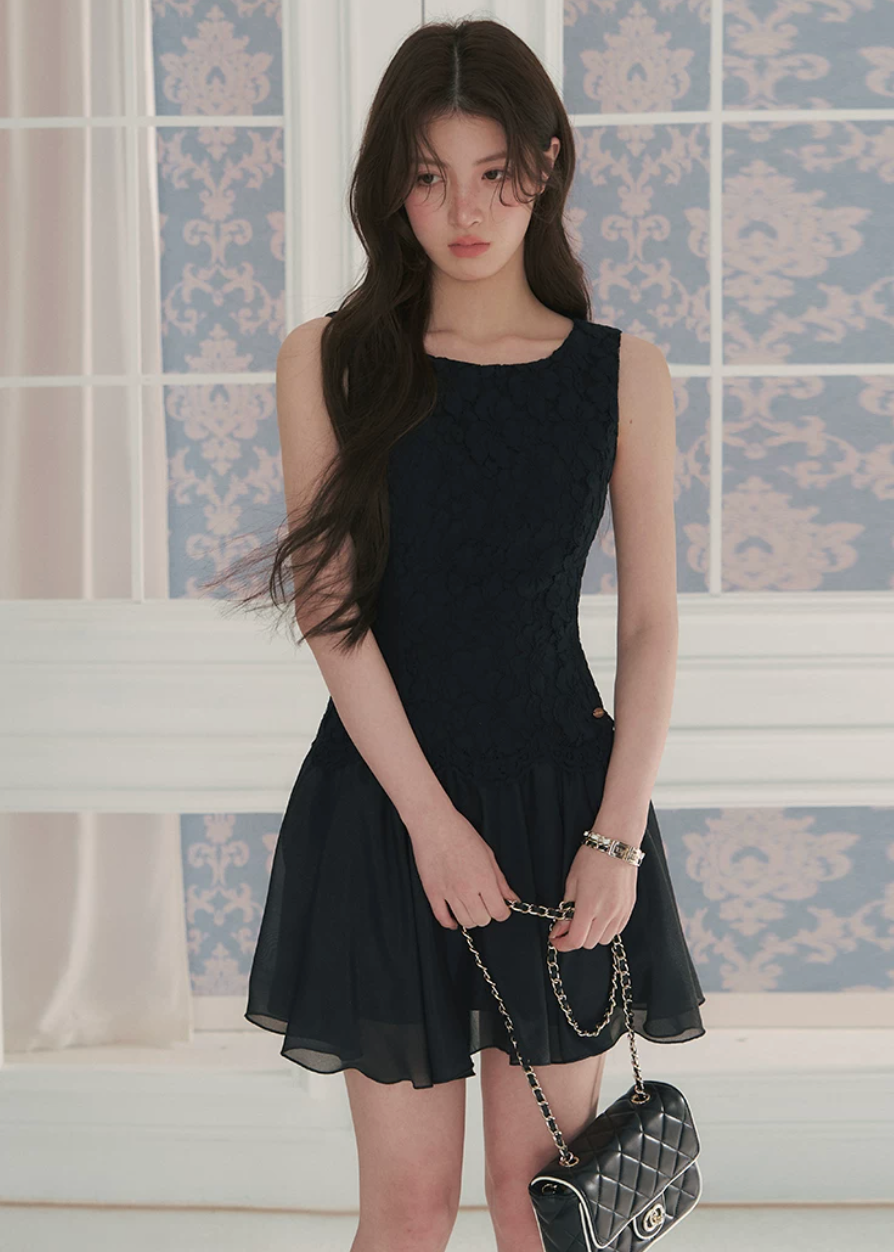 lace chiffon patchwork dress, sleeveless mini dress, A-line mini dress, feminine vacation dress, cream mini dress, romantic lace dress, Korean feminine dress, chiffon mini dress, soft girl dress, resort mini dress, summer date dress, elegant sleeveless dress, lace bodice dress, lightweight summer dress, vacation outfit for women