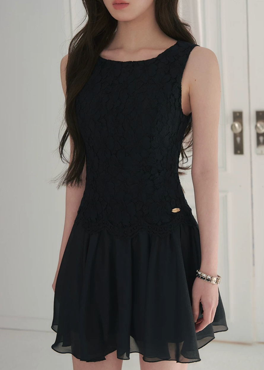 lace chiffon patchwork dress, sleeveless mini dress, A-line mini dress, feminine vacation dress, cream mini dress, romantic lace dress, Korean feminine dress, chiffon mini dress, soft girl dress, resort mini dress, summer date dress, elegant sleeveless dress, lace bodice dress, lightweight summer dress, vacation outfit for women