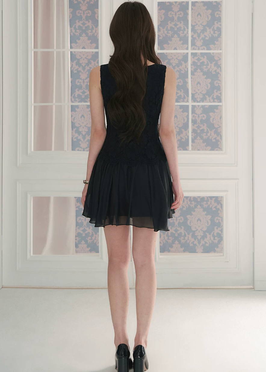 lace chiffon patchwork dress, sleeveless mini dress, A-line mini dress, feminine vacation dress, cream mini dress, romantic lace dress, Korean feminine dress, chiffon mini dress, soft girl dress, resort mini dress, summer date dress, elegant sleeveless dress, lace bodice dress, lightweight summer dress, vacation outfit for women