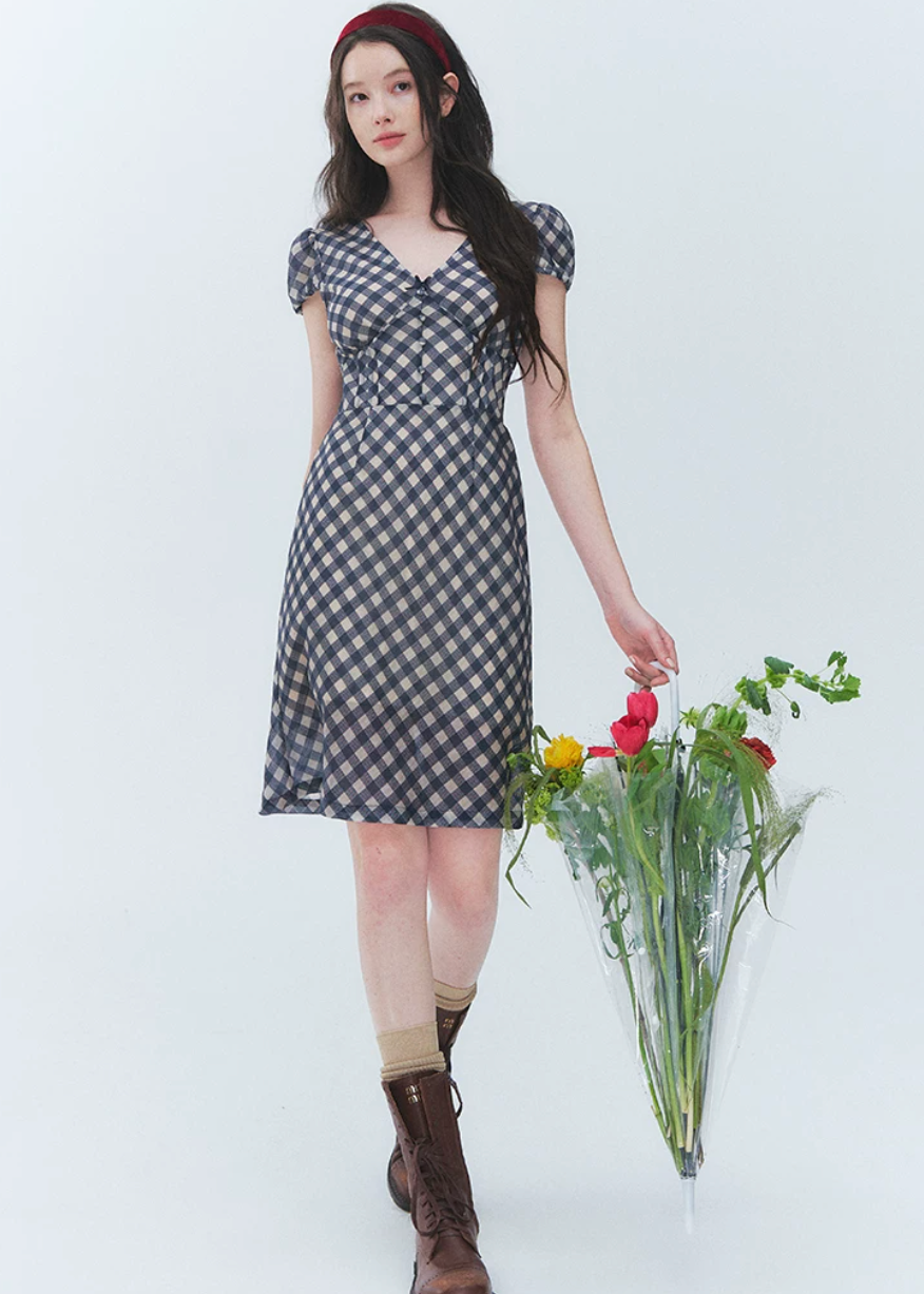 plaid puff sleeve dress, French vintage dress, V neck plaid dress, waist cinching dress, feminine Korean dress, cottagecore plaid dress, romantic summer dress, vintage inspired dress, puff sleeve midi dress, elegant everyday dress, countryside style dress, soft feminine plaid dress, date outfit dress, breathable summer dress, classic plaid dress women