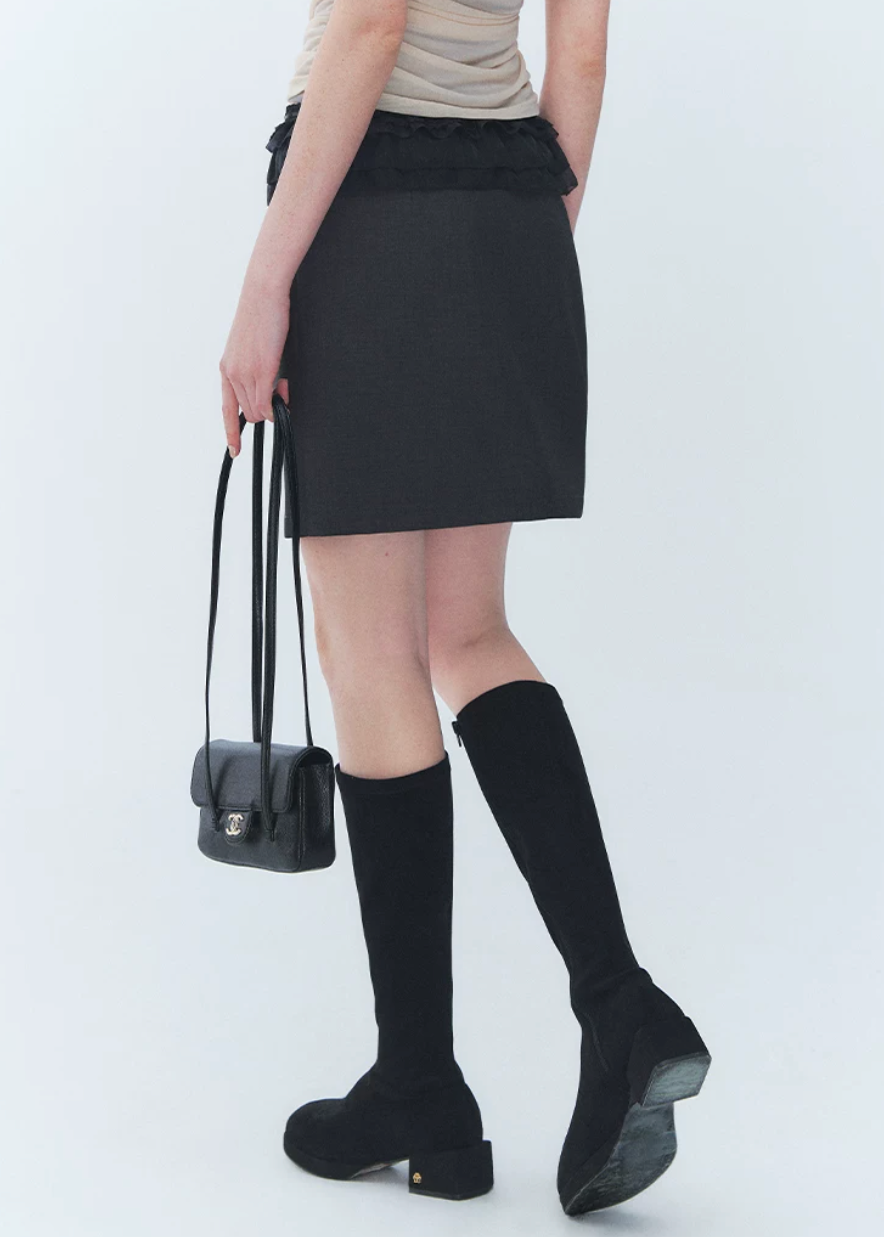 lace trim mini skirt, straight mini skirt, black mini skirt, Korean feminine skirt, slimming short skirt, lace waist skirt, casual black skirt, versatile mini skirt, polyester mini skirt, date outfit skirt, feminine Korean fashion, structured mini skirt, romantic lace skirt, everyday black skirt, city casual skirt