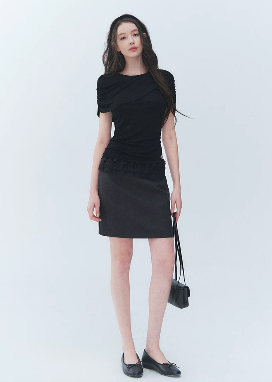 lace trim mini skirt, straight mini skirt, black mini skirt, Korean feminine skirt, slimming short skirt, lace waist skirt, casual black skirt, versatile mini skirt, polyester mini skirt, date outfit skirt, feminine Korean fashion, structured mini skirt, romantic lace skirt, everyday black skirt, city casual skirt