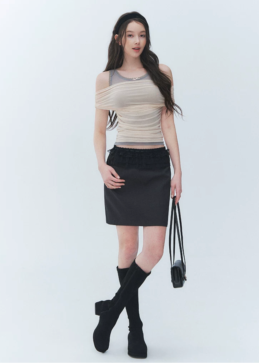 lace trim mini skirt, straight mini skirt, black mini skirt, Korean feminine skirt, slimming short skirt, lace waist skirt, casual black skirt, versatile mini skirt, polyester mini skirt, date outfit skirt, feminine Korean fashion, structured mini skirt, romantic lace skirt, everyday black skirt, city casual skirt