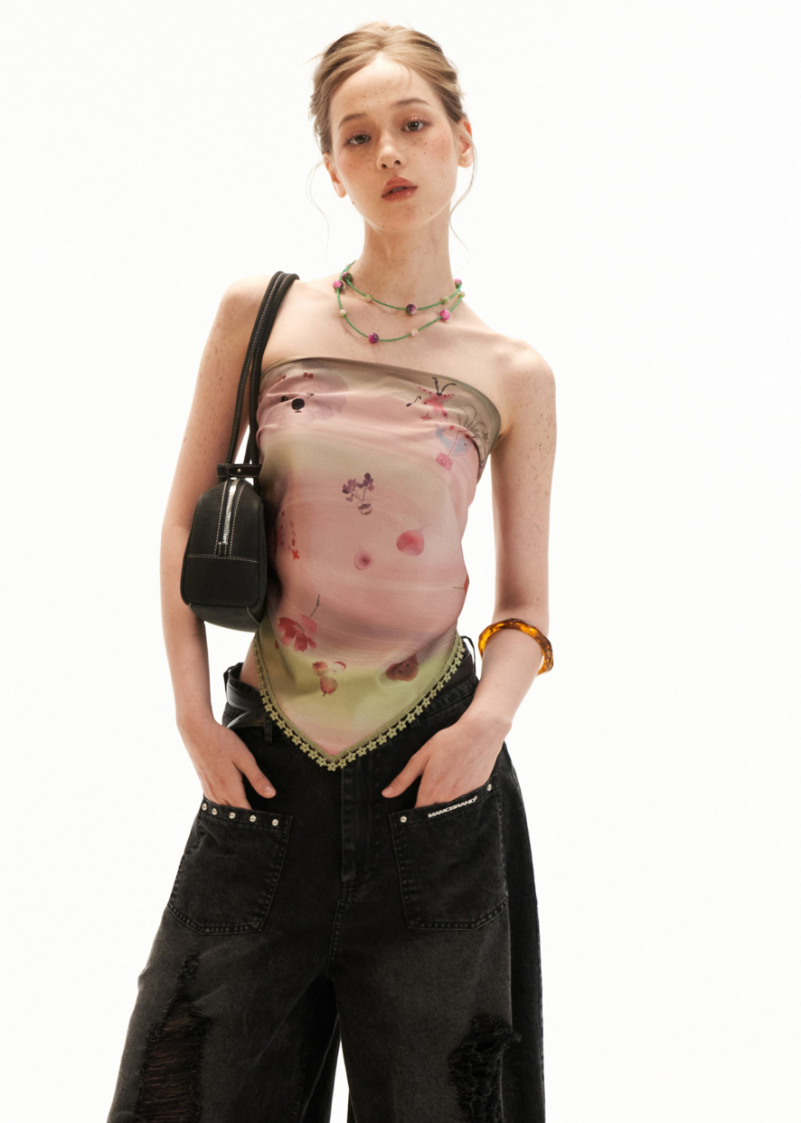 Soft printed scarf top with a pointed hem