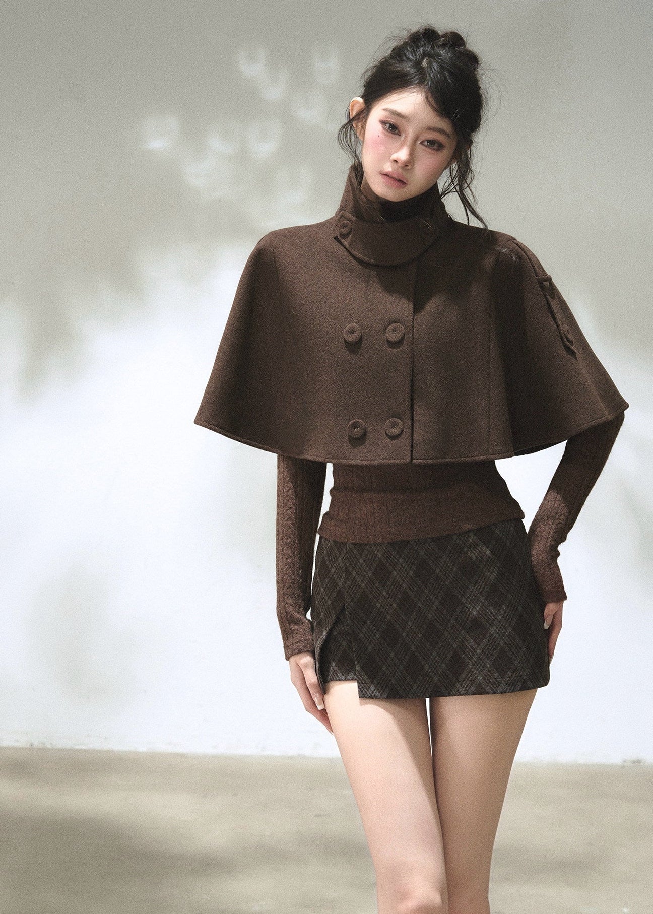 Fitted low-rise mini skort in solid grey and brown plaid
