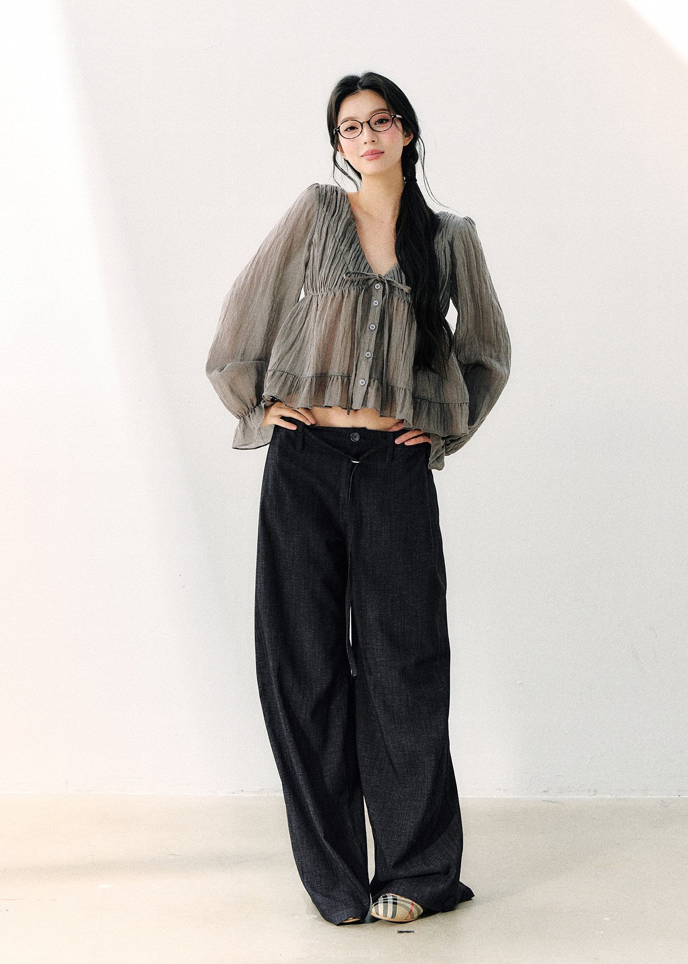 Women’s floor-length pants with a slim contrast belt