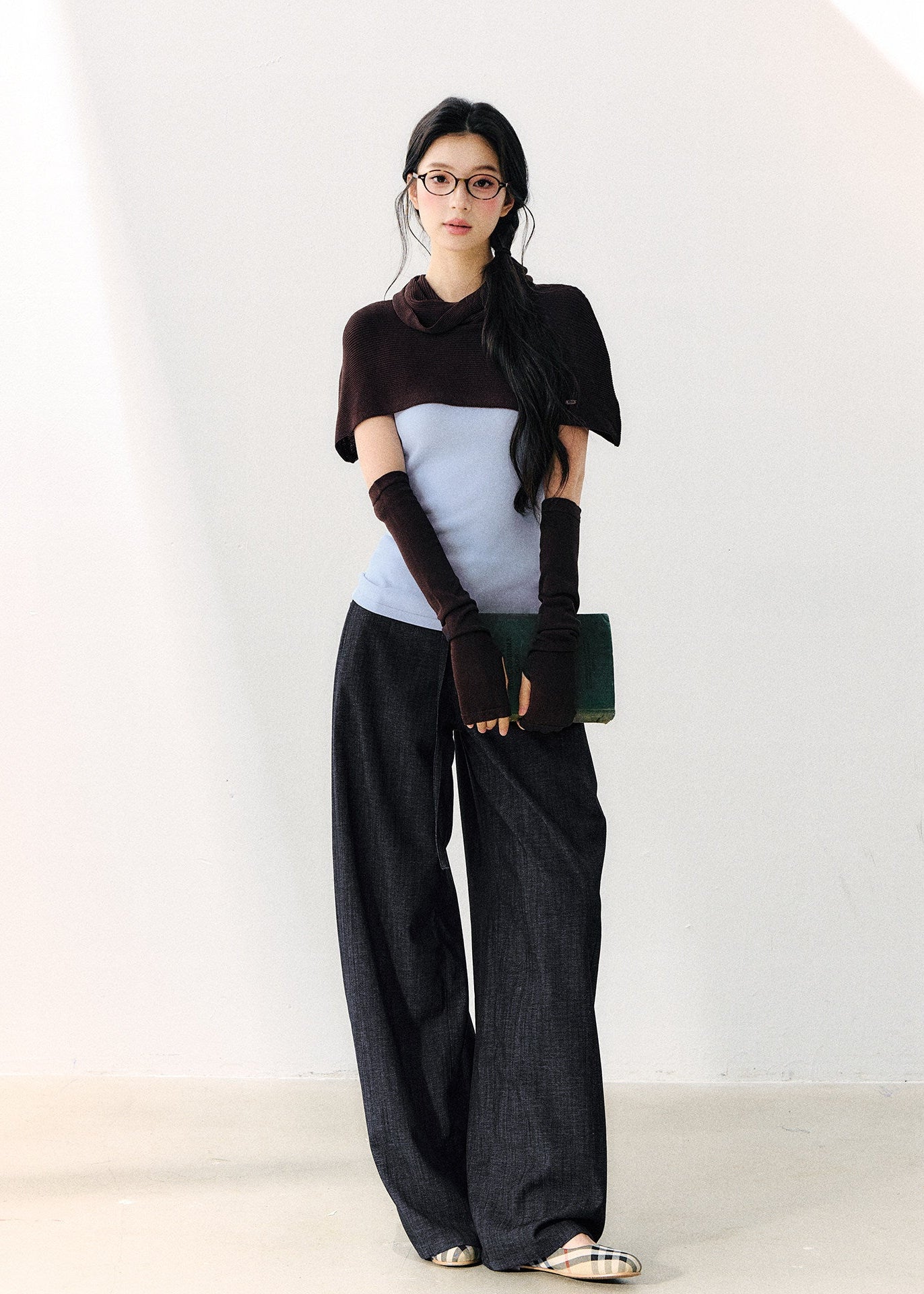 Women’s floor-length pants with a slim contrast belt