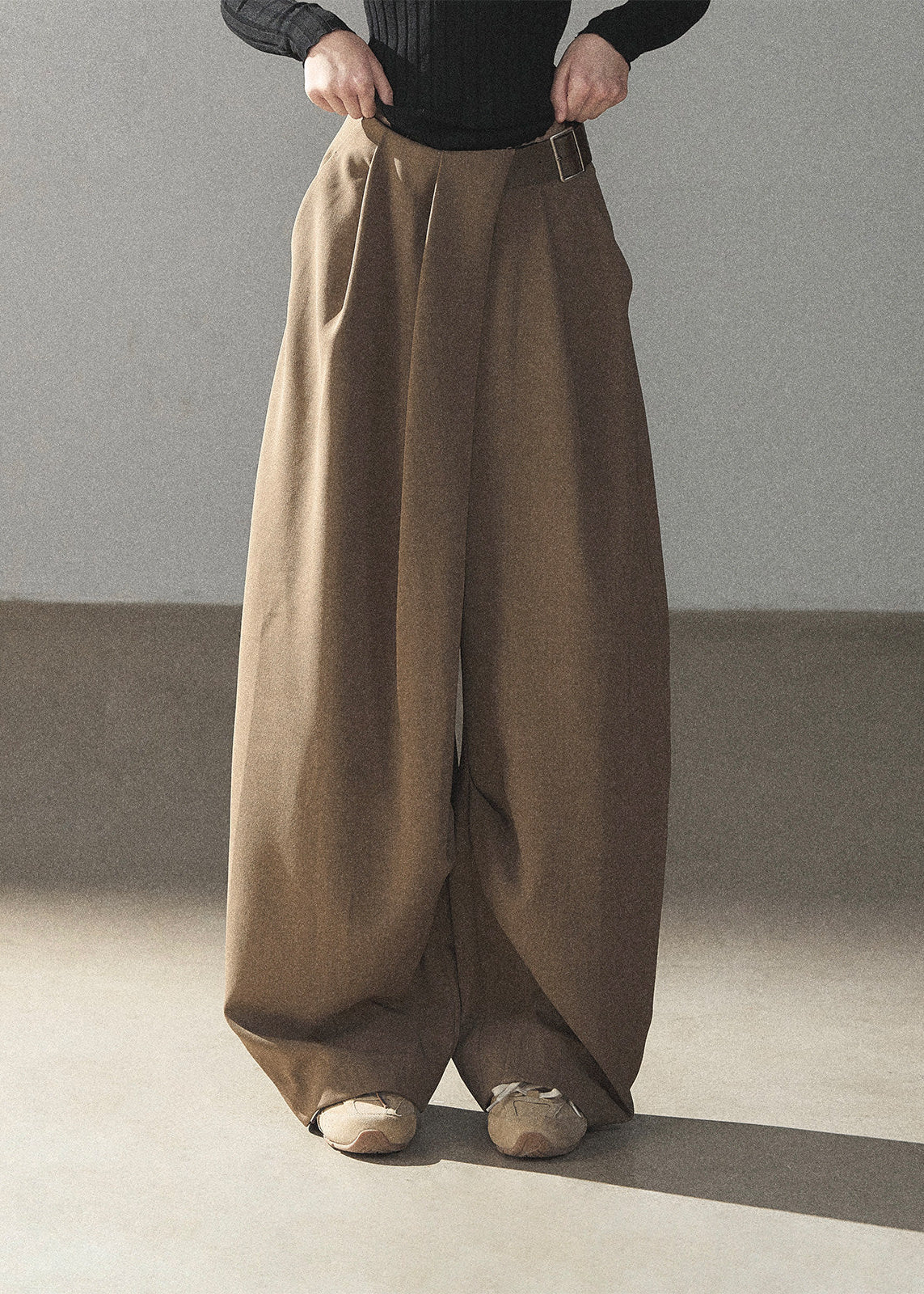 Loose BF-style wide-leg pants in warm beige