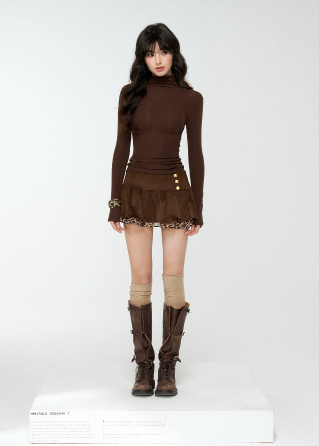 A chic double-layer mini skirt combining soft suede with a subtle peek of leopard print for a playful, stylish edge. The puff silhouette enhances leg lines while keeping the look modern and effortlessly feminine. Perfect for autumn–winter layering and 4muggle’s signature stylish mood.
