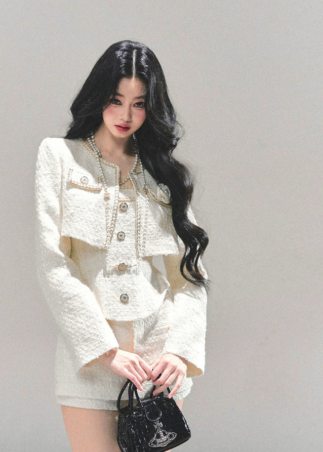 white tweed suit women, three piece tweed set, rich daughter outfit, ivory winter suit, korean tweed jacket set, elegant mini skirt set, pearl button tweed, autumn winter women’s suit, luxury tweed ensemble, fw25 fashion look
