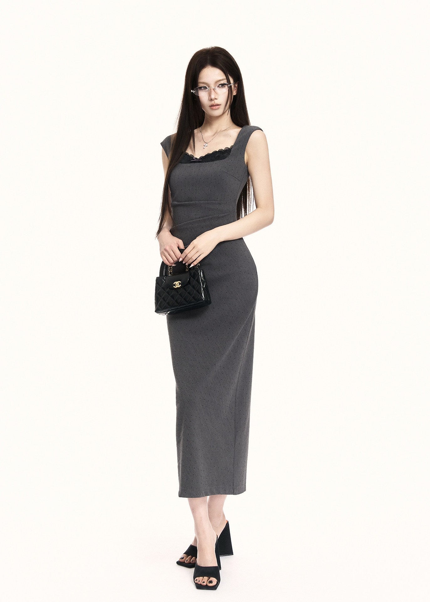 Slim square-neck dress with a sharp structured mood