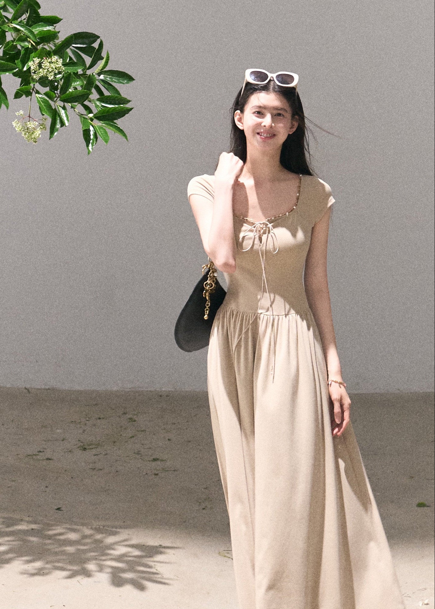 Romantic waist-cinching dress with short sleeves
