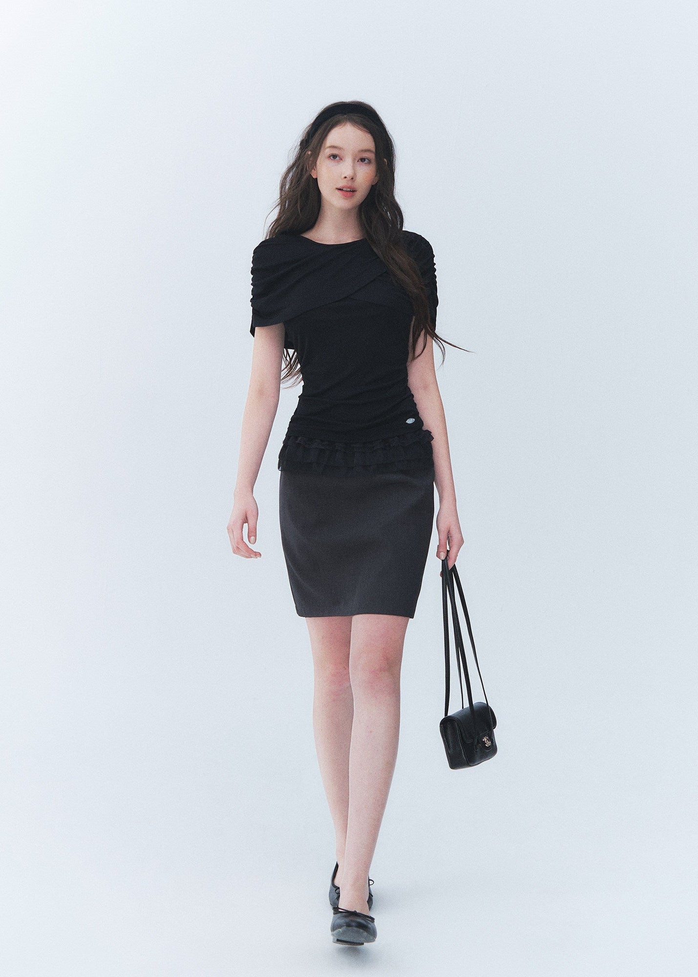 lace trim mini skirt, straight mini skirt, black mini skirt, Korean feminine skirt, slimming short skirt, lace waist skirt, casual black skirt, versatile mini skirt, polyester mini skirt, date outfit skirt, feminine Korean fashion, structured mini skirt, romantic lace skirt, everyday black skirt, city casual skirt