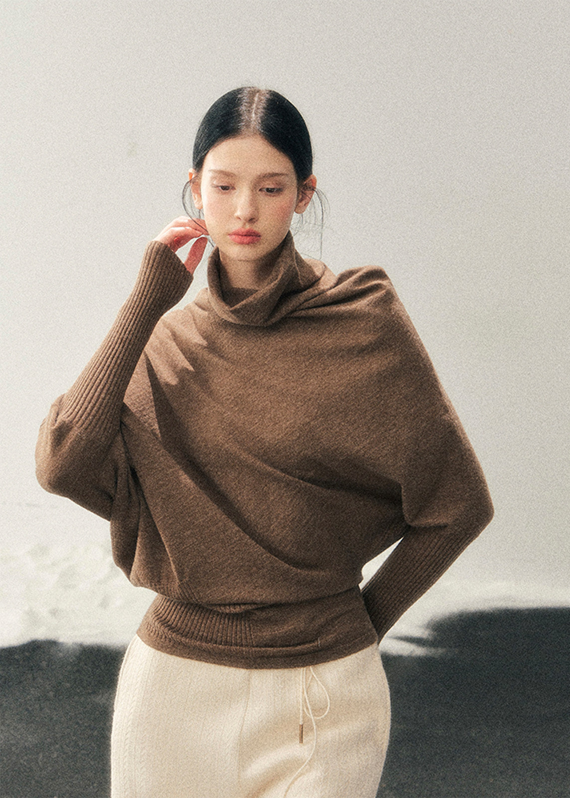 turtleneck knit sweater women, korean minimal knit top, lazy style winter sweater, draped knit top women, soft waist sweater, refined casual knitwear, winter knit top women, elegant daily wear sweater, premium women knit, aomalm knit style, understated luxury sweater, modern women basics, relaxed fit turtleneck, versatile winter knit, feminine winter top